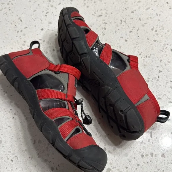 Keen 1014478 Big Kid's Seacamp II CNX Sandals Racing Red/Gargoyle  SZ 7 EUC Hike