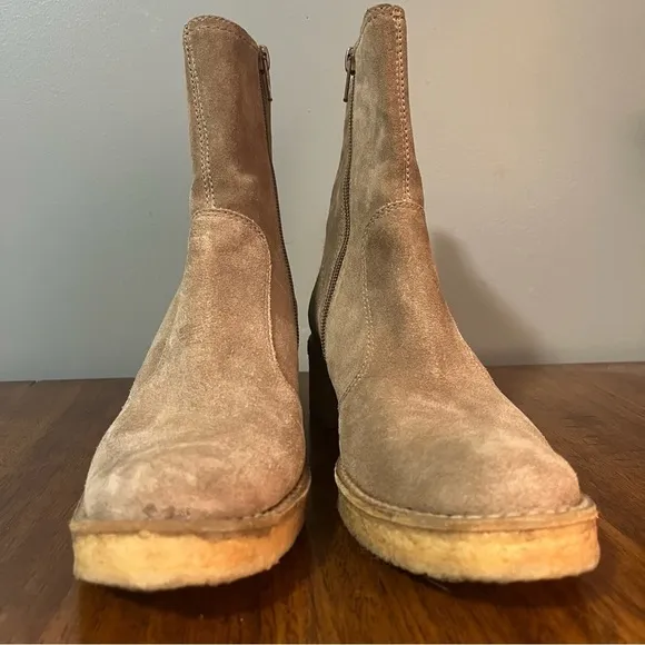 Kenneth Cole New York, Lost Weekend. Women’s size 6. Beige suede. Like new.