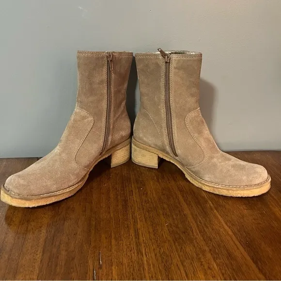 Kenneth Cole New York, Lost Weekend. Women’s size 6. Beige suede. Like new.