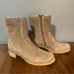Kenneth Cole New York, Lost Weekend. Women’s size 6. Beige suede. Like new.