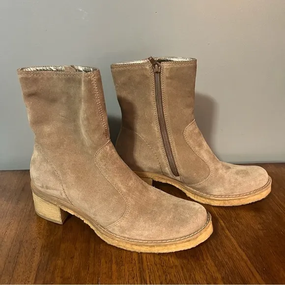 Kenneth Cole New York, Lost Weekend. Women’s size 6. Beige suede. Like new.