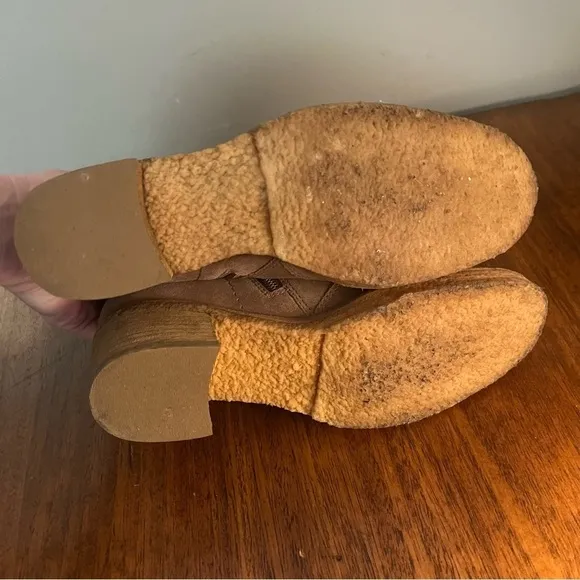 Kenneth Cole New York, Lost Weekend. Women’s size 6. Beige suede. Like new.