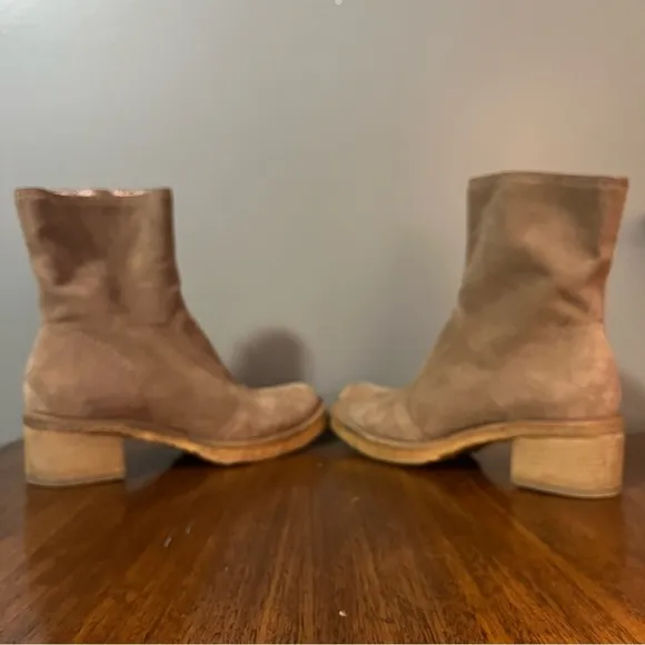 Kenneth Cole New York, Lost Weekend. Women’s size 6. Beige suede. Like new.