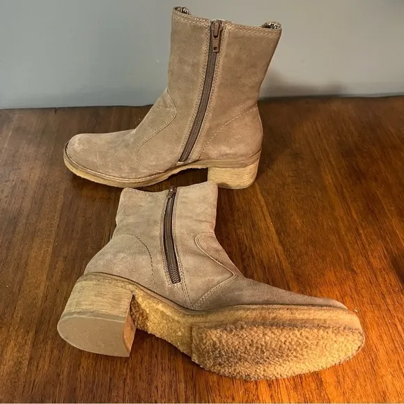 Kenneth Cole New York, Lost Weekend. Women’s size 6. Beige suede. Like new.
