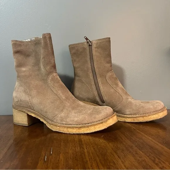 Kenneth Cole New York, Lost Weekend. Women’s size 6. Beige suede. Like new.