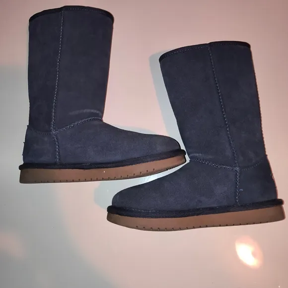 Koolaburra Kids Boots in Navy and Tan