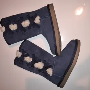 Koolaburra Kids Boots in Navy and Tan
