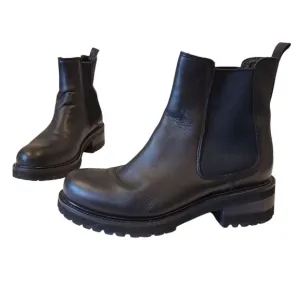 La Canadienne Black Chelsea Connor Boots 6 Slip On Leather Lug Sole Bootie