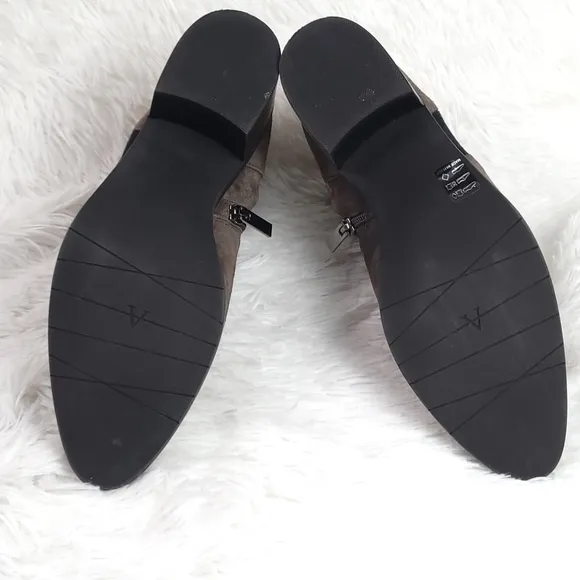 Like New! Aquatalia Ankle Boots 8.5