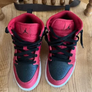 LITTLE KIDS' AIR JORDAN RETRO 1 MID CASUAL SHOES