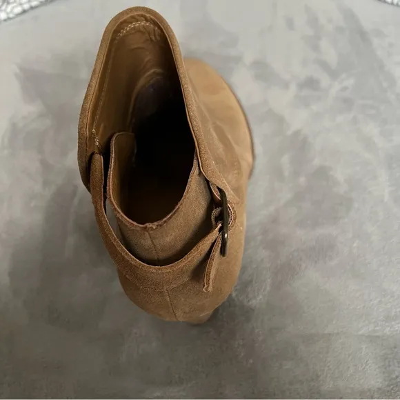 Lucky Brand Yasmine Tan Suede Wedge Boots. NWOB 11W