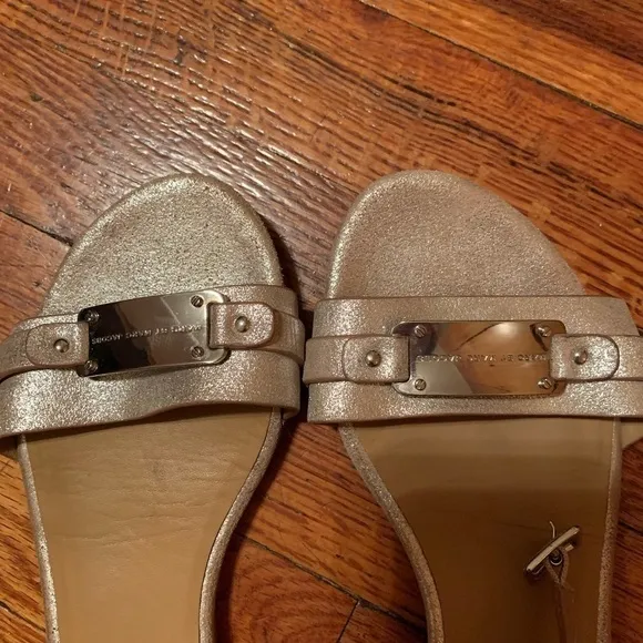 𝅺MARC by Marc Jacobs plaque belt sandals- Size 6.5