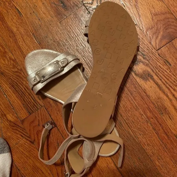 𝅺MARC by Marc Jacobs plaque belt sandals- Size 6.5