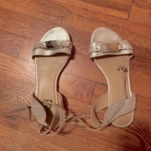 𝅺MARC by Marc Jacobs plaque belt sandals- Size 6.5