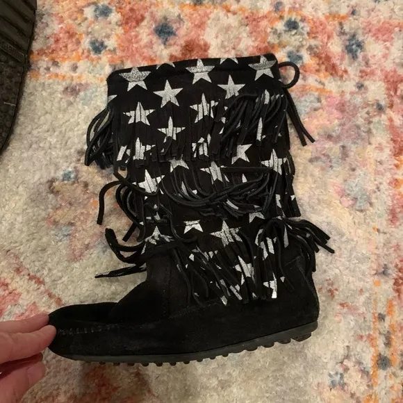 Minnetonka Black Suede Fringe Accent Moccasin Star Print Boots Girls Size 13