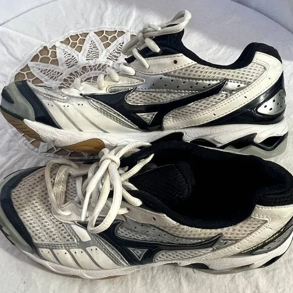 Mizund Size 7.5W Sneakers women Wave Bolt  Black and white  Volleyball shoes