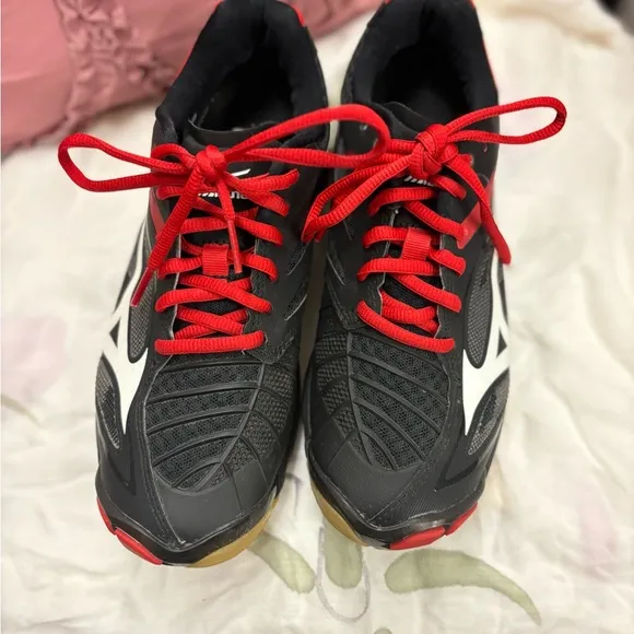 MIzuno Wave ladies 8 Black &amp; Red Volleyball Shoes
