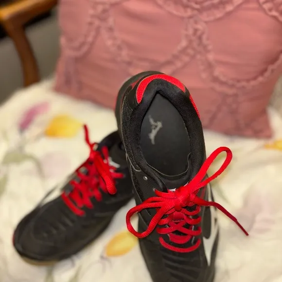MIzuno Wave ladies 8 Black &amp; Red Volleyball Shoes