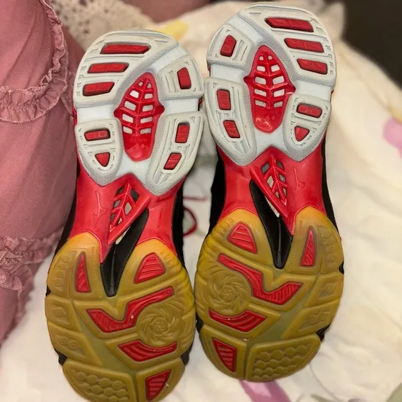 MIzuno Wave ladies 8 Black &amp; Red Volleyball Shoes