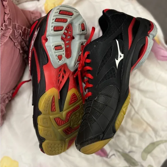 MIzuno Wave ladies 8 Black &amp; Red Volleyball Shoes