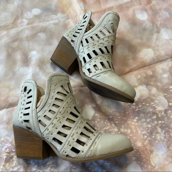 Muse &amp; Cloud Arcadia Ice Grey Ankle Boots Booties