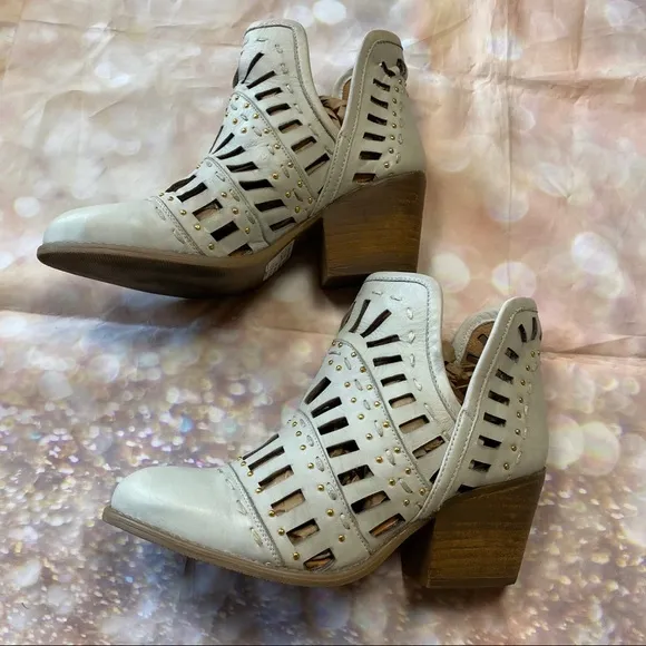 Muse &amp; Cloud Arcadia Ice Grey Ankle Boots Booties
