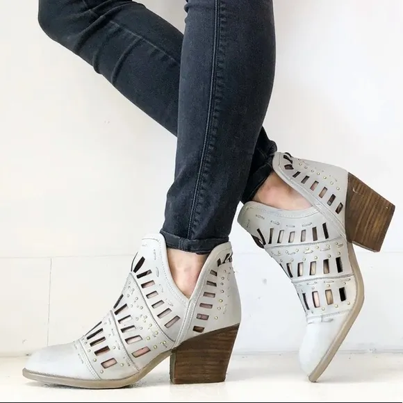 Muse &amp; Cloud Arcadia Ice Grey Ankle Boots Booties