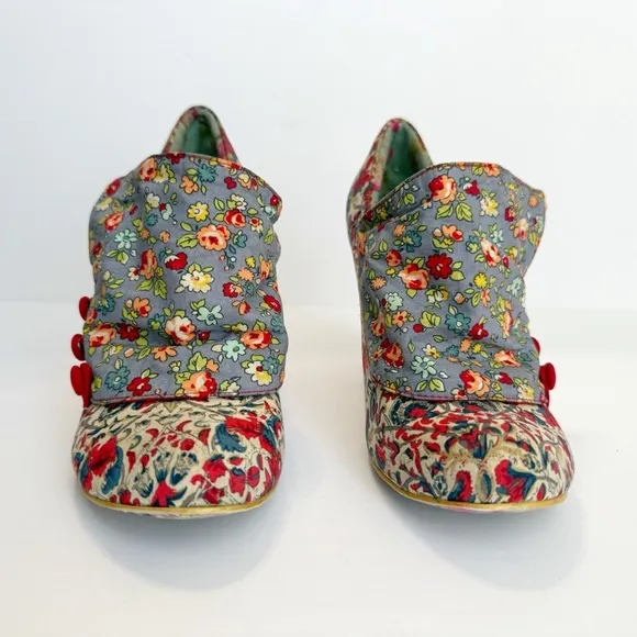 MUTINY IRREGULAR CHOICE BLUE WHITE FLORAL PRINT RED VELOUR HIGH HEELS