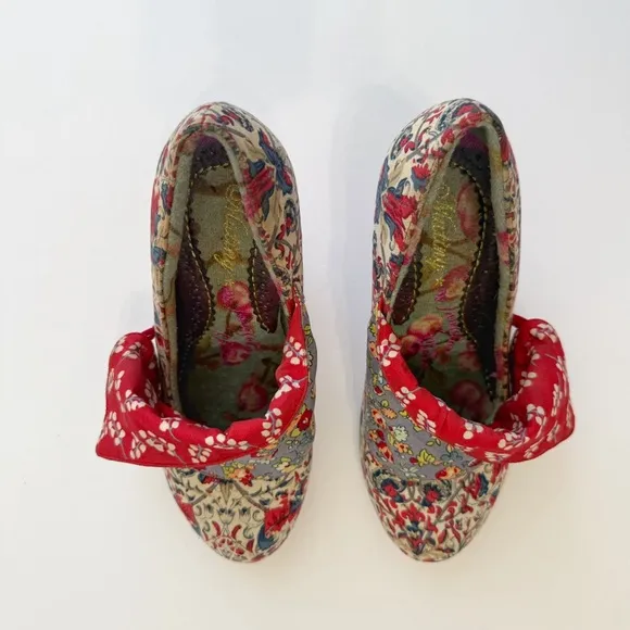 MUTINY IRREGULAR CHOICE BLUE WHITE FLORAL PRINT RED VELOUR HIGH HEELS