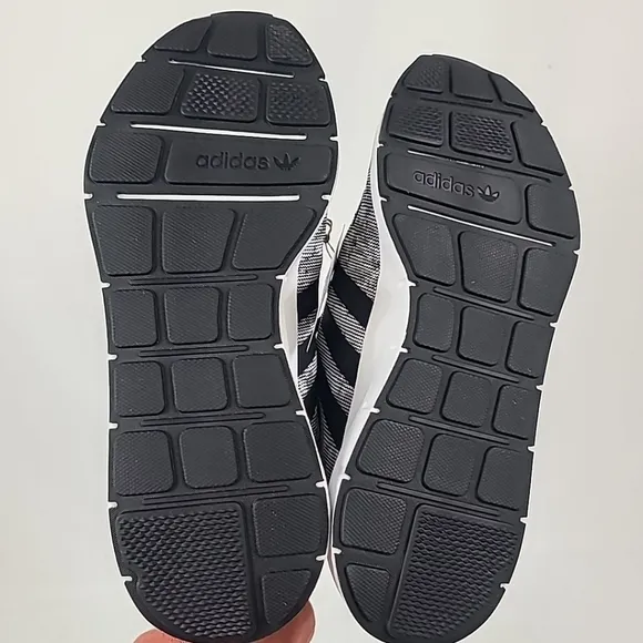 NEW Adidas Men's Swift Run Black White Gray Athletic Shoes Sneakers Sz 10 NIB