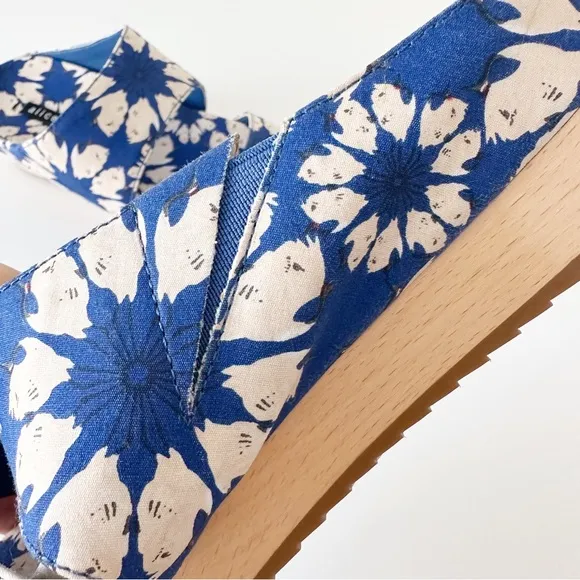 NEW Alice   Olivia Brianna Daisy Floral Platform Slip-On Sandals Blue Sz 7