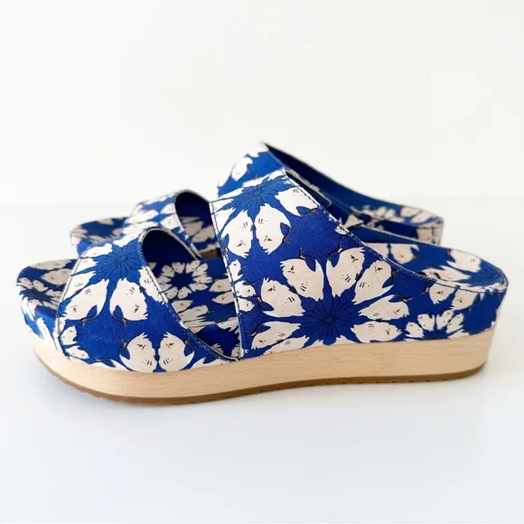NEW Alice   Olivia Brianna Daisy Floral Platform Slip-On Sandals Blue Sz 7
