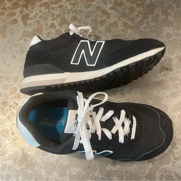 New Balance Sneakers Women’s 5.5 black white tennis shoes casual lace up shoes
