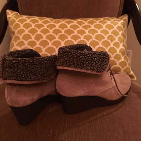 New - Donald Pliner suede wedge