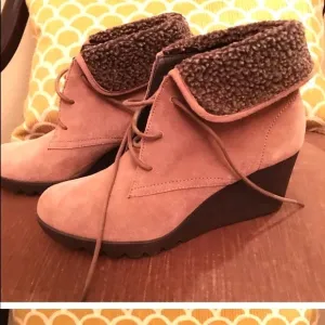 New - Donald Pliner suede wedge