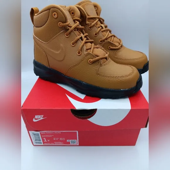 NEW Nike Monoa LTR (PS) Boys Boots Shoes Various Sizes Wheat/ Black