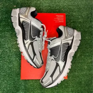 NEW Nike Vomero 5 'Metallic Silver Black' Men’s Size 10 FJ4151-004