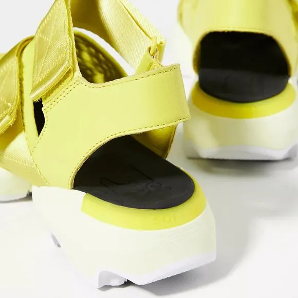 NEW Sorel Size 10 Women's Kinetic Impact Sandals - Yellow