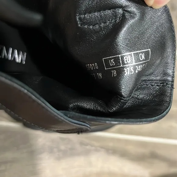 NEW Stuart Weitzman. Maverick Bedford Bootie Size 7