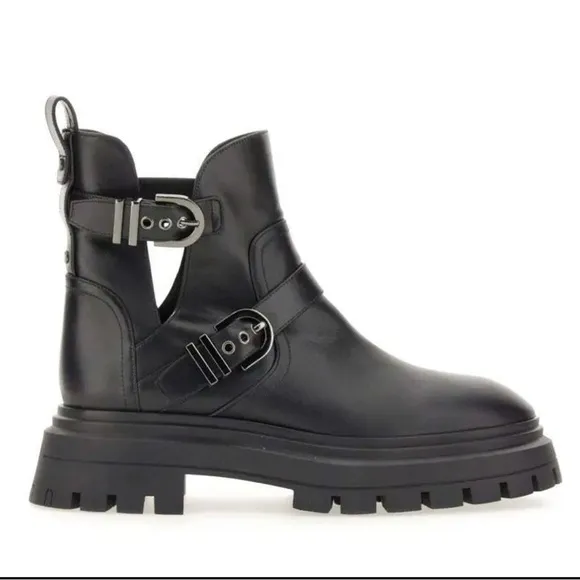 NEW Stuart Weitzman. Maverick Bedford Bootie Size 7