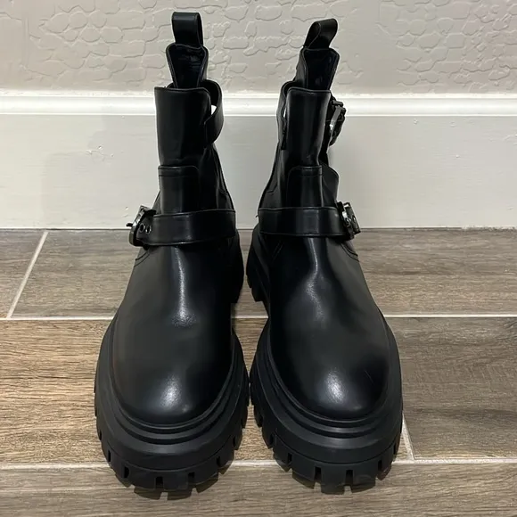 NEW Stuart Weitzman. Maverick Bedford Bootie Size 7
