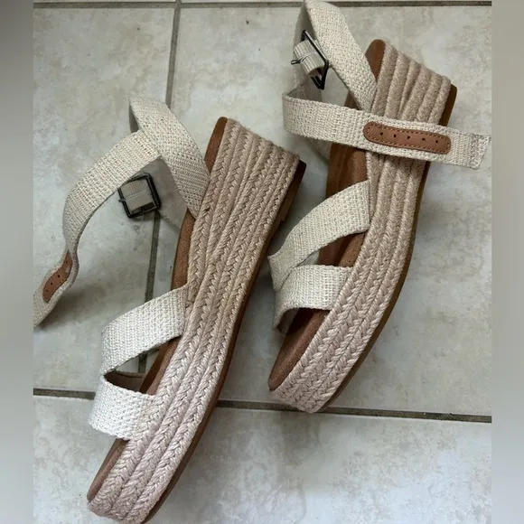 NEW! TOMs sandals size 6