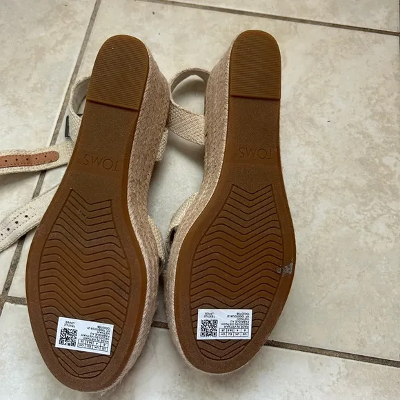 NEW! TOMs sandals size 6