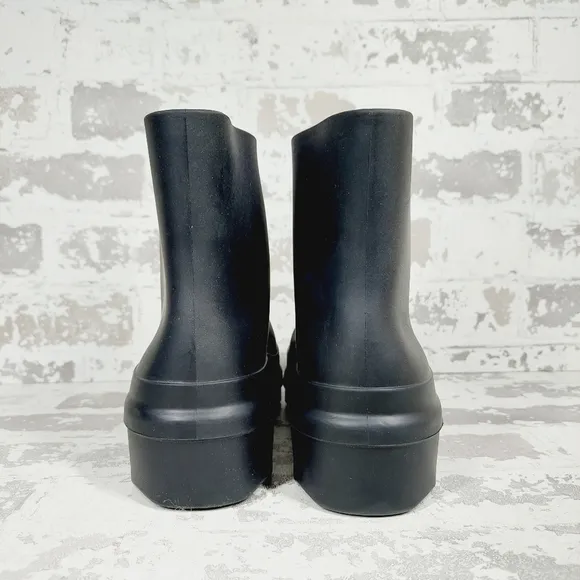 New VINCE Rubber Ankle Rain Boots In Black M999