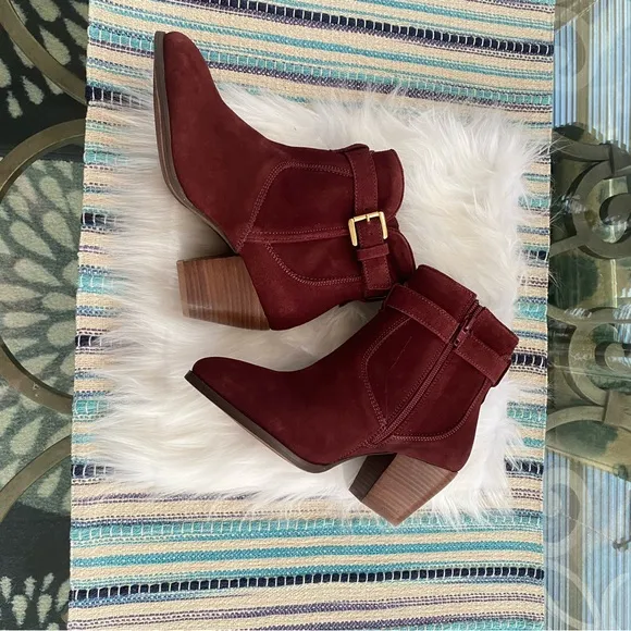 New without box Diba sleek booties burgundy suede ankle boots