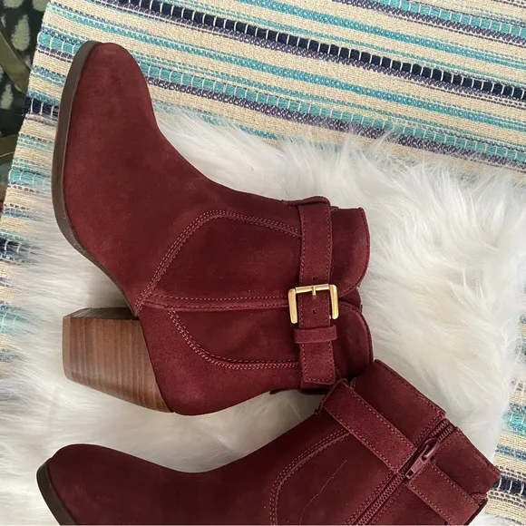 New without box Diba sleek booties burgundy suede ankle boots