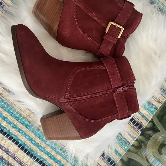 New without box Diba sleek booties burgundy suede ankle boots