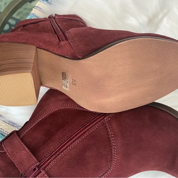 New without box Diba sleek booties burgundy suede ankle boots