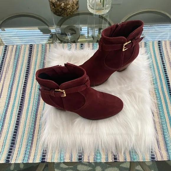 New without box Diba sleek booties burgundy suede ankle boots