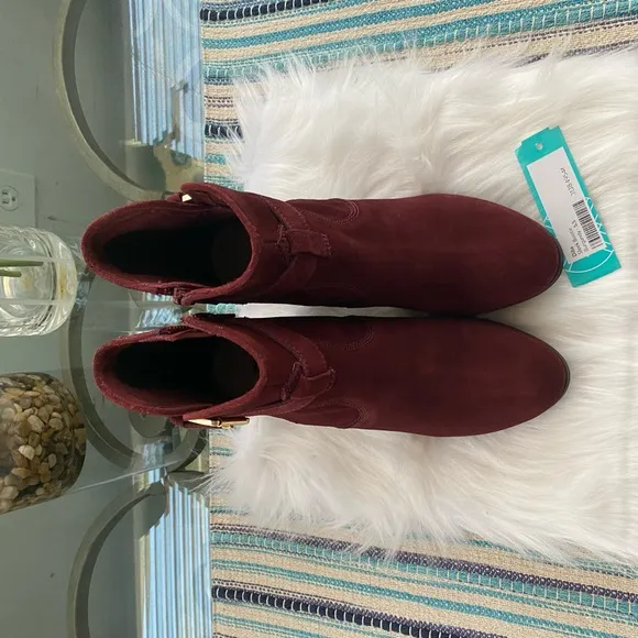 New without box Diba sleek booties burgundy suede ankle boots